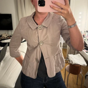 höstjacka - så fin beigeaktig höstjacka!