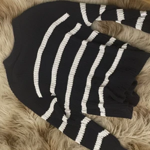 Blå och vit randig tröja  - Blå och vit Stikad tröja