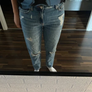 Jeans  - Blåa jeans i storleken S men passar även XS. Har används några gånger men har inga fel alls.