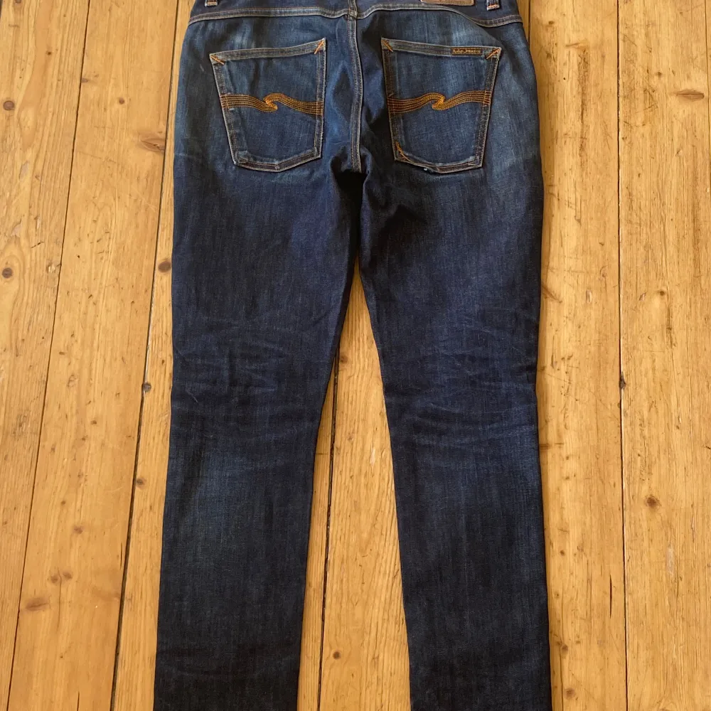 Nudie Jeans med riktigt snygg färg! Perfekt inför hösten, skicket är bra (7/10). Sälja pga ingen användning. Hör av dig vid frågor!. Jeans & Byxor.