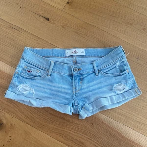 Lågmidjade jeansshorts  - Superfina blå lågmidjade jeansshorts från hollister! Dom är i storlek w 29 och sitter som en s. Superbra skick! Skriv om mått🤗
