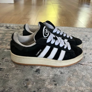 Campus 00 - Säljer dessa assnygga och populära Adidas Campus 00 som har varit sparsamt använda. Säljer pga att de är för små för mig. Den enda defekten är de små hålen i hälarna (se bild 3) och att sulan börjar bli gul. Skriv via funderingar💕💕
