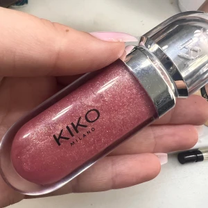 Kiko läppglans  - Läppglans från kiko Milano i nr 17.  Använd endast fåtal gånger därför väldigt mycket kvar .  Pris går att diskutera 💗