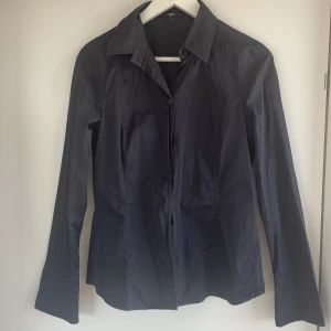 Blus/skjorta Hugo Boss - Super fin skräddarsydd skjorta från Hugo Boss. Den går ut vid ärmen och från höften. Försökte att fånga det på bilden. 
