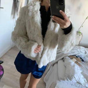 Hollies Stockholm pälsjacka  - Pälsjacka från märket ”Hollies Stockholm”, använd 2-3 ggr, har inga defekter, ser oanvänd ut. Köpt för 2400kr, säljs inte längre. Pris kan diskuteras. ❤️