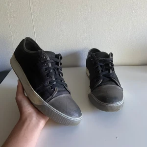 Lanvin skor - Säljer nu ett par lanvin skor! De är i ganska dåligt skick, därav priset. Men de har absolut mycket liv kvar! Närmare bilder på defekter kan fås vid intresse. Hör av er vid funderingar!