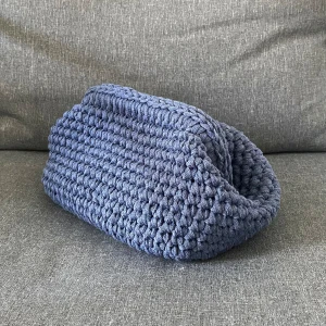 Jeansblå clutch - Handvirkad clutch i återvunnet bomull, innermått ca 22x17cm! Finns fler färger bland mina andra annonser!