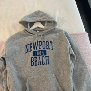 Hoodie - Storlek M men kan även passa XS- L beroende på hur man vill ha passfomen, aldrig använt💕kontakta vid frågor