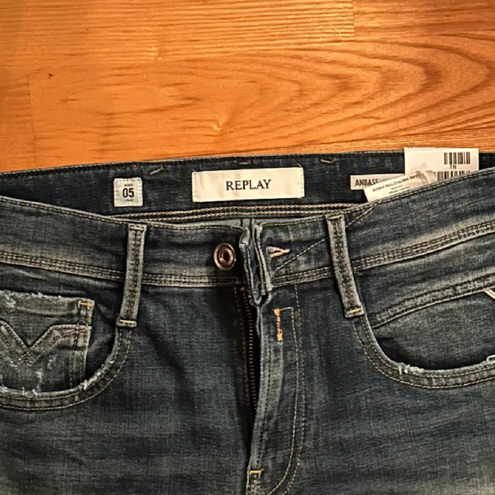 Ett par feta Replay jeans i storlek 29/32. 9/10 skick och endast använda fåtal gånger. Köptes nya av mig för 1500. Skriv vid funderingar!. Jeans & Byxor.