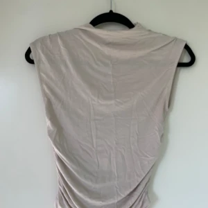 Gina Tricot soft touch topp - Värdelös bästa topp! Jag har den i flera färger så den här blir inte tillräckligt använd för att behålla. 