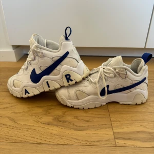 Nike air barrage low - Strl. 38,5 Sparsamt använda. Ytligt smuts. Går att ta bort lätt.🧼 Supersköna, snygga sneakers🎀 Prutbara då jsg behöver bli av med dom. Köparen står för frakt📩