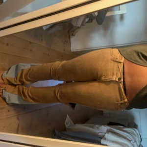 Omsydda bootcut jeans - Jätte Lågmidjade och as coola acne jeans.  Midjemått: 41cm tvärsöver