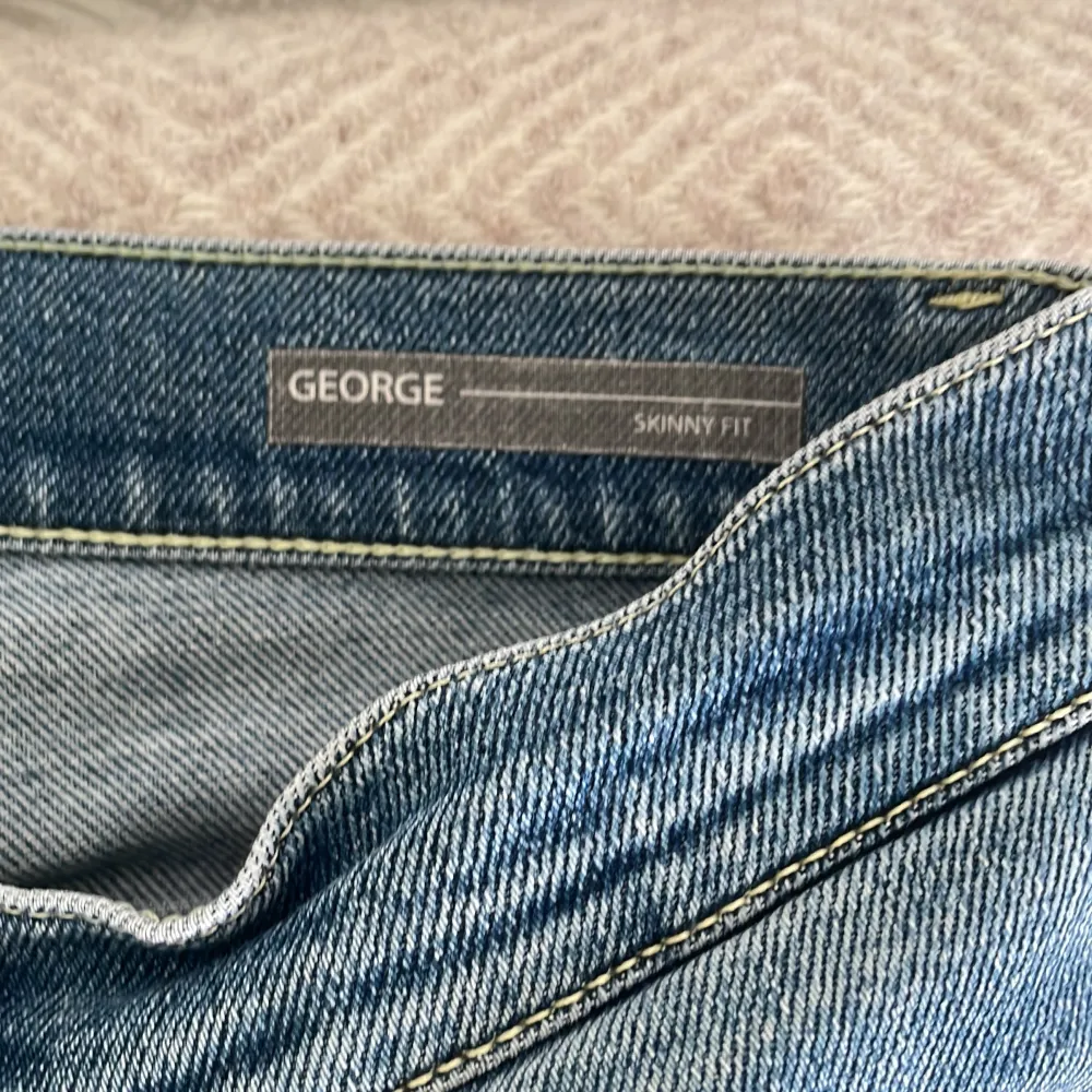 Säljer just nu mina riktigt snygga dondup jeans i modell Goerge. Jeansen är i storlek 32. Jeansen har ett hål på knät som det ska vara i modellen. . Jeans & Byxor.