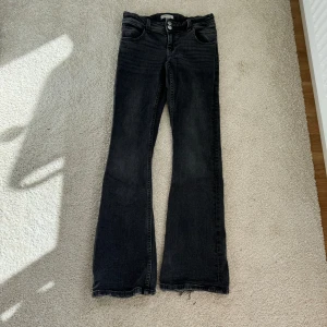 Jeans -  Säljer mina mörkgråa jeans från Gina i storlek 158, säljer de inte längre kommer till användning. Pris 150 kr  💞