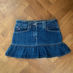 Lågmidjad jeanskjol - Säljer denna så finaaa lågmidjade jeanskjol från next. Köpte second hand men för liten på mig, väldigt bra skick! 