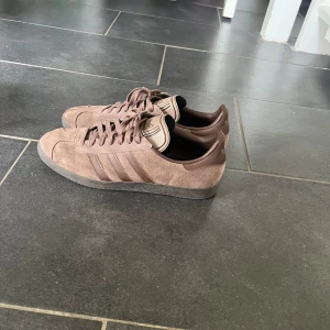 Adidas gazelle - Bruna adidas gazelle Använda endast någon enstaka gång och är i helt nyskick.  Storlek 45 men är något mindre i passformen och passar även en 44
