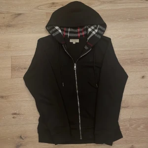 Perfekt hoodie till hösten, vintern🍁❄️☃️ - Perfekt skick andvänd sedan månader tillbaka men inga tecken på något problem!🙂  Vid snabb affär kan vi diskutera priset!💰