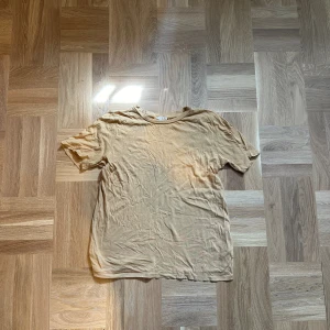 Gul tshirt - Gul ”basically basics” t shirt från ginatricot, nyskick då den bara är använd några få gånger. Säljer då det inte är min stil längre