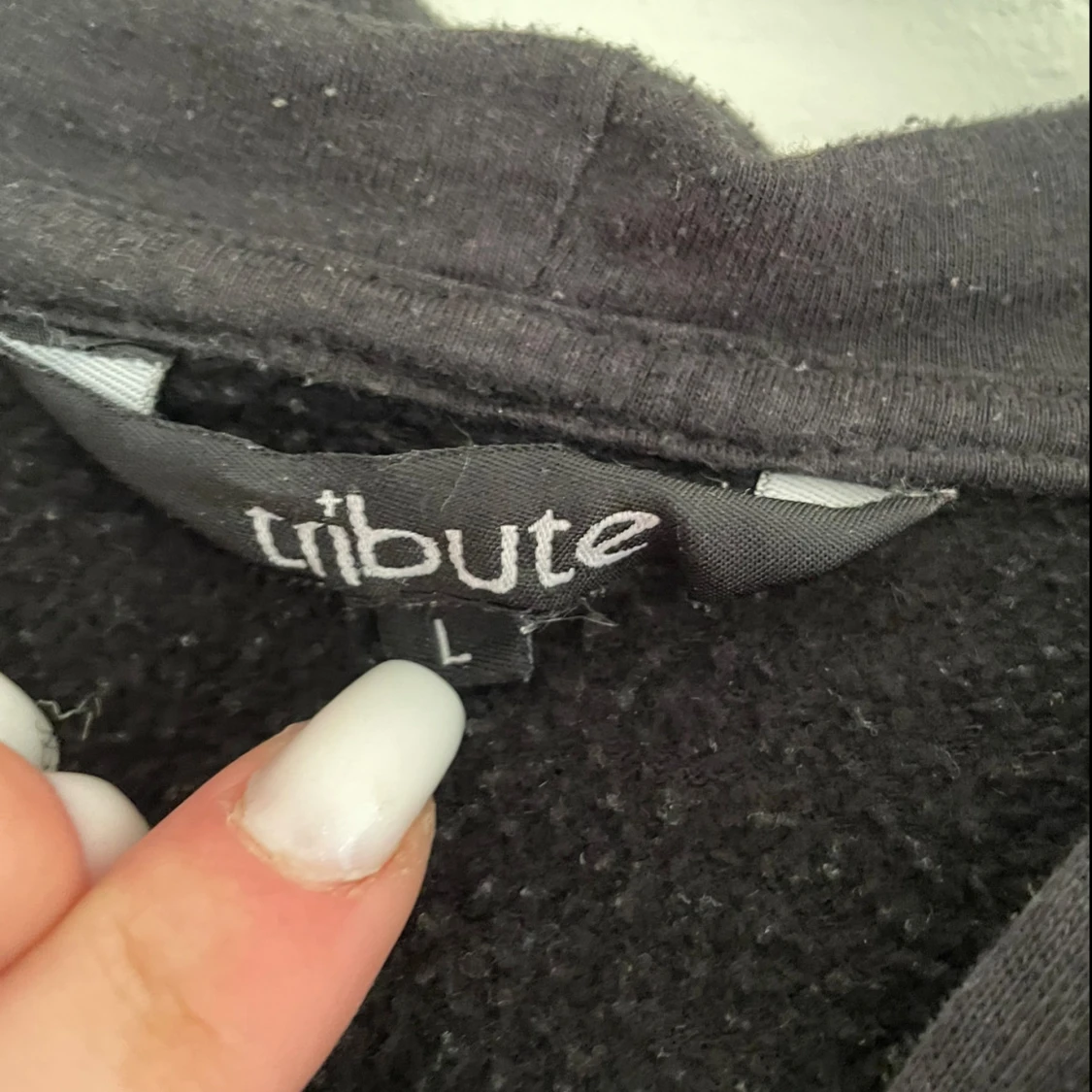 Svart hoodie från Tribute - 90