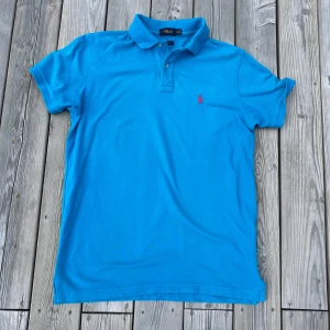 Blå Ralph Lauren polotröja  - Säljer en blå Polo tröja i storlek M men passar L 👕 Inga defekter mycket bra skick Priset inte satt i sten, om ni har några funderingar skriv gärna!
