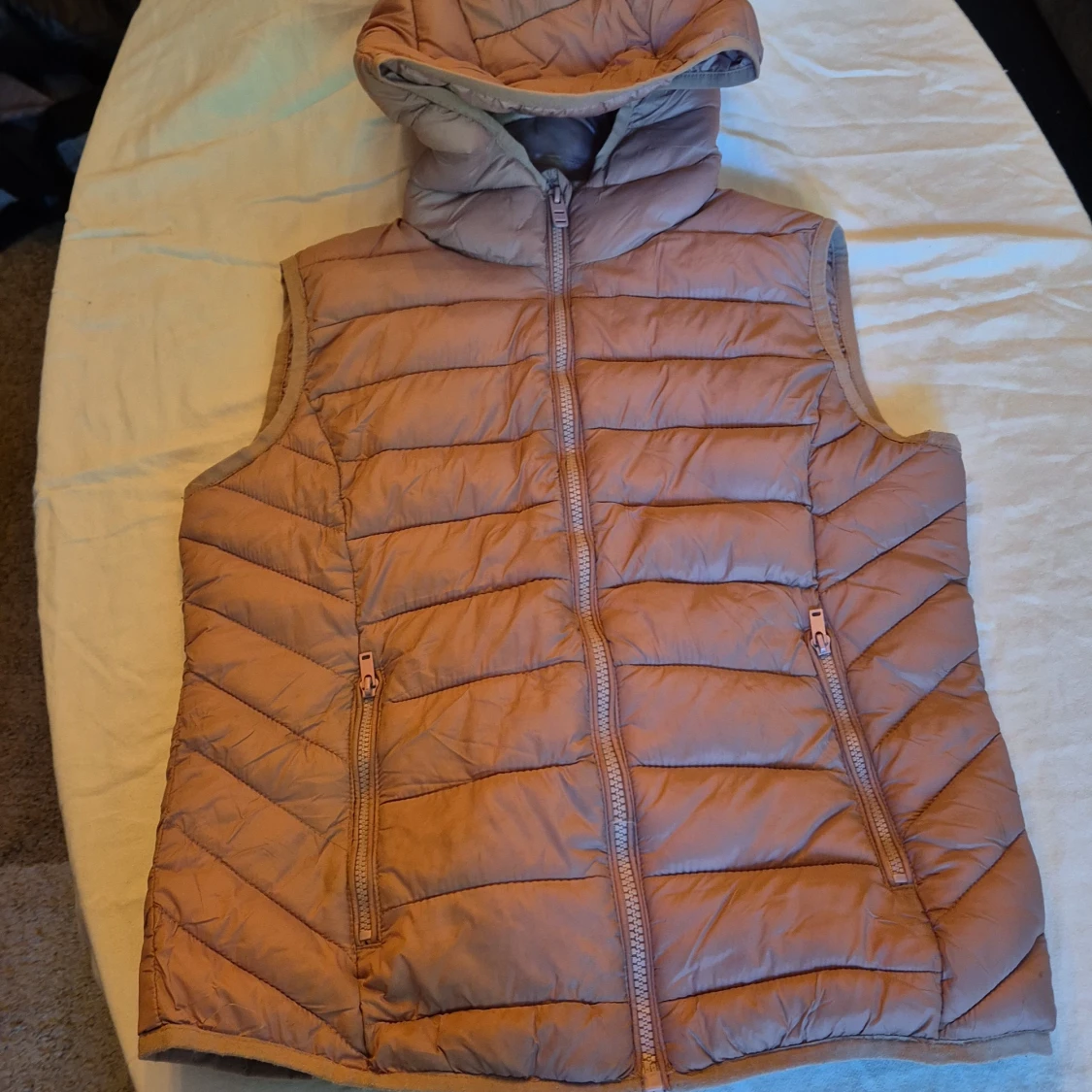 Beige dunväst från Pull&Bear