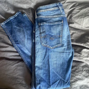 Replay anbass ( NY SKICK) - Replay anbass jeans i toppskick, modellen anbass i storlek W33 L32. Inga som helst defekter och inget fel på de. Säljes pågrund av att de ej passar mig. Skriv vid frågor, pris kan diskuteras. 🤝