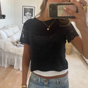 T-shirt med spets!! - Supper trendig svart T-shirt med spets på axlarna!!😍 sjukt snyggt med ett linne under☺️❤️Är i stolek m men skulle säga mer en s!❤️🤗