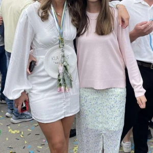 Studentklänning från Nakd - Säljer min studentklänning från NA-KD i storlek 36. Den är bara använd en gång så den är i superfint skick, men kommer tyvärr inte användas igen. Nypris är 699, säljer för 300😋 Skriv privat för frågor eller fler bilder! 