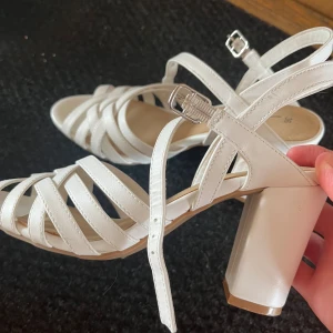 Klackskor - Vita klackskor, använda vid två tillfällen. Stl 36