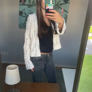 Stickad kofta - Superfin kofta i ett ovanligt mönster från Bikbok, kostade 450 från början. Har en krage som går att vika in om man vill det (som sista bilden). Väldigt bra skick