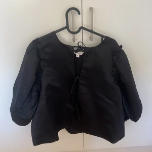 Blus - Säljer denna blus som ät perfekt till alla tillfällen🙌🏽🥰 super fint skick och går att ha åt båda hållen. Den är i stl M men passar även en S!