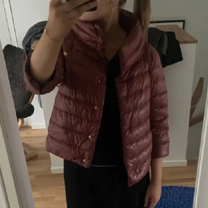 Herno jacka Sofia  - Säljer min så fina Herno jacka i storleken 42IT vilket motsvarar S. Den är vin röd/burgundy med trekvartslånga ärmar i modellen Sofia. Jackan har en liten fläck på framsidan men det syns inte så tydligt. 