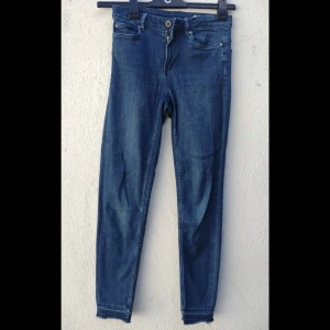 Jeans från esmara - Jeansen är hyfsat skinny och är högmidjad, som det står på bilden. Säljs eftersom de blivit små. 