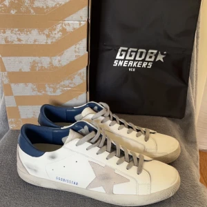 GOLDEN GOOSE - Säljer nu sjukt snygga golden goose skor. Strl 41 men passa 42 också. Köpta på plick. Box och dustbag följer med. Hör av er privat för fler bilder eller frågor🙌🙌 pris kan diskuteras vid snabb affär.