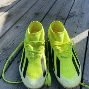 Ett par adidas crazyfast  fotbolls skor st 38 använda en säsong  - 8/10 i skick  