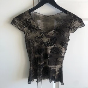 jättesnygg mesh tröja - tight mesh tröja med coolt mönster😻är som en xs/s. den är i bra skick men det är nån plast som sitter på insidan o ramlar (sista bild) men inget som förstör tröjan❤️ tvättas före den skickas.