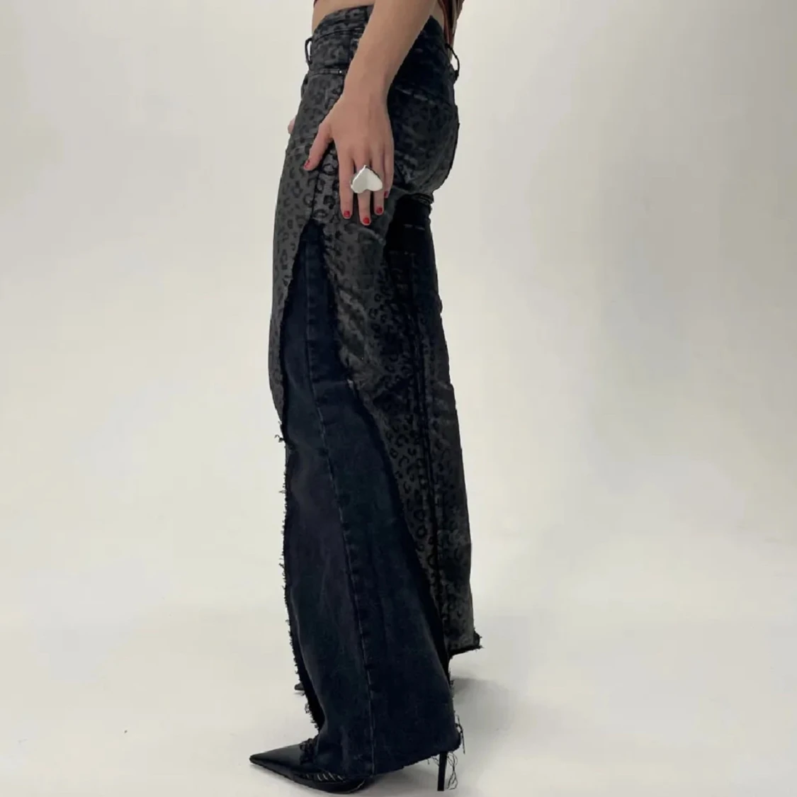 Svarta leopardmönstrade byxor med slits - 90