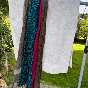 Scarfs  - Olika mönster. Tre stycken 