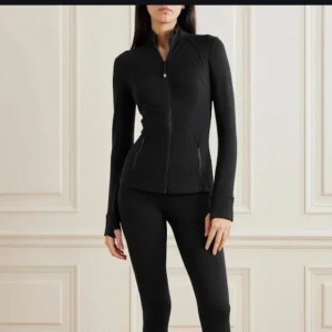 Säljer lululemon Define Lemon Jacket  - Säljer min oanvända träningsjacka ifrån lululemon efter som att den e för stor för mig hade kunnat tänka mig att byta till en stolek ” 4 ” 