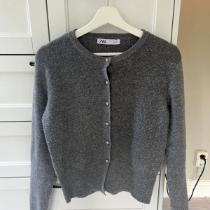 Kofta  - Säljer denna super fina kofta från zara, då den inte kommer till användning, köptes förra året i vintras 🩷i storlek L men sitter som S/M 