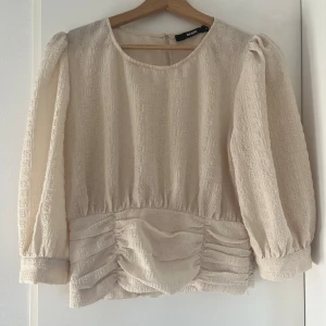 Beige blus med puffärmar - Säljer en blus ifrån Bik Bok. Endast använd en gång i storlek S. 
