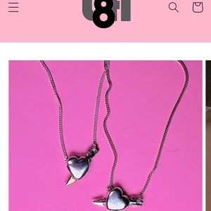 Populär hjärthalsband L8H 🩶 - Detta halsband är gjort i sterling silver 925 och/eller mässing 🩶 Ny pris 1250kr 💴 Mitt pris 700 kr 💴 Ny skick 👍 38-50 cm