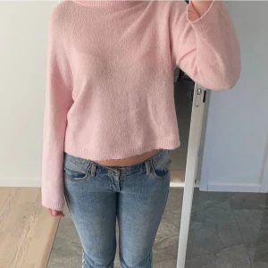 Rosa stickad tröja  - Säljer nu denna rosa stickade tröjan ifrån lager 157 då jag inte använder den🩷 Den är i väldigt bra skick och knappt använd💕