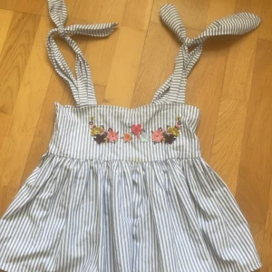 Söt topp - Världens sötaste topp från zara med blommor som jag tyvärr växt ur 🤍