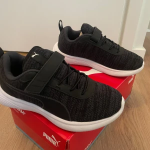 Oanvända Puma skor  - Hej:)  Jag säljer ett par helt nya oanvända Puma skor. Helt fräscha och har en bra tämpning.