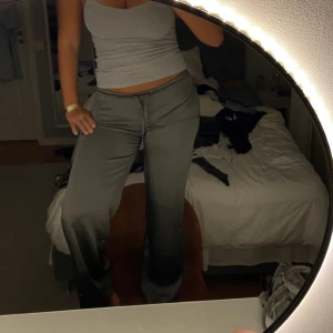 Siden byxor  - Säljer mina siden byxor från bikbok, använt 2 gånger jätte fina men kommer tyvär inte till användning 