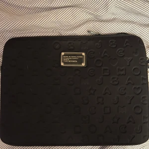 Marc Jacobs datafodral  - Säljer denna snygga datafodral från Marc Jacobs!! Perfekt nu till skolstarten!💕💕