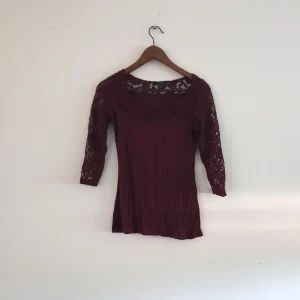 Vinröd spetströja  - XS