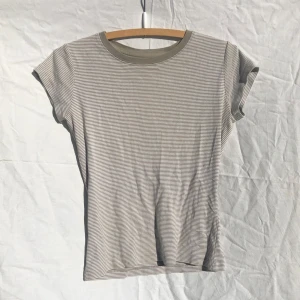 Babytee - Söt randig Babytee sitter hyfsat tajt på mig som har s, men om man vill att den ska sitta tajt så rekommenderar jag att man har storlek m. 100% bomull