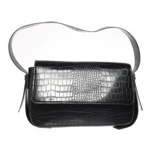 Svart väska - Svart väska från BikBok. Använd fåtal gånger, den är som ny. 150kr inklusive frakt. (Första bilden är lånad)